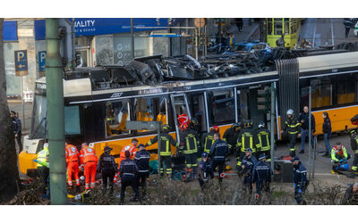 Tram deragliato a Milano il conducente indagato per disastro ferroviario Sequestri nella sede Atm