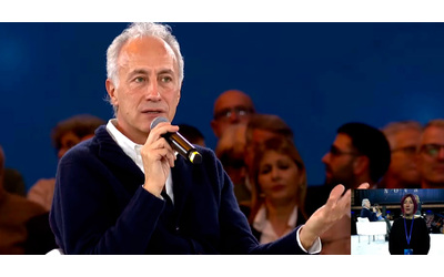 Travaglio: “Non dobbiamo uscire dalla Nato, basta solo stare eretti. L’alleato sta in piedi, il servo a 90 gradi”. Frecciata a Meloni e Schlein