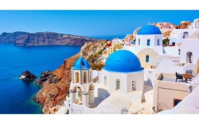 Tre isole greche vogliono combattere l’overtourism introducendo una tassa per i visitatori giornalieri. “I servizi non reggono”