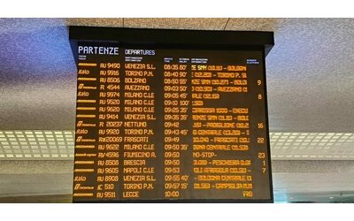 Treni, nuovo giorno di agonia per chi viaggia: ritardi fino a 100 minuti a Roma Termini