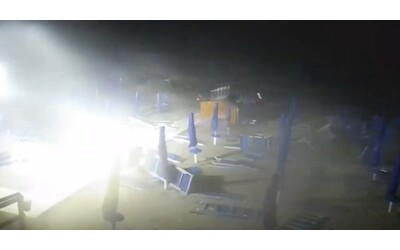 Tromba d’aria in Salento, lettini e sdraio spazzati via dalle raffiche di vento
