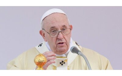 “Troppa frociaggine”, Papa Francesco si scusa: “Non volevo offendere e usare termini omofobi. Nella Chiesa c’è spazio per tutti”