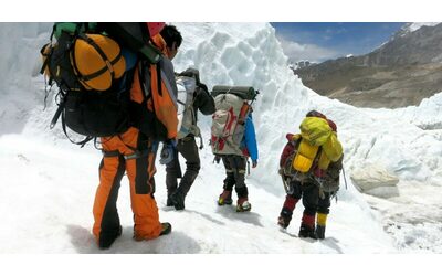 Truffe sull’Everest, le guide avvelenano i turisti per raggirare le assicurazioni (con finti soccorsi in elicottero)