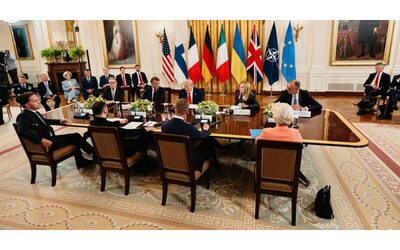 Trump al telefono con Putin dopo il vertice: “Presto incontro con Zelensky”. Sarà “entro due settimane”. Macron scettico: “Serve pressione su Mosca”