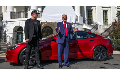 Trump alla Casa Bianca con la Tesla. Da Musk altri 100 milioni per i gruppi che sostengono il presidente