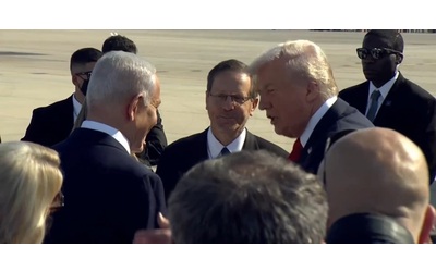 Trump arriva a Tel Aviv, il pugno chiuso in segno di vittoria e la stretta di mano con Netanyahu – Video