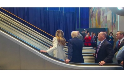 Trump arriva all’Onu ma la scala mobile si blocca subito, costretto a salire a piedi. La Casa Bianca: “Volevano umiliarlo?”