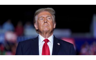 Trump chiude la borsa: “Sospesi i programmi esteri, tagliati gli aiuti umanitari all’Ucraina”. Congelate anche le risorse per i piani negli Usa