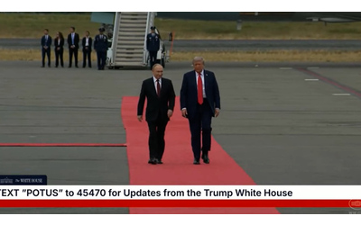 Trump e Putin arrivano in Alaska: il presidente Usa applaude l’omologo, poi la stretta di mano – Video