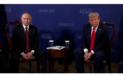 Trump e Putin non rispondono alle domande. E il presidente russo reagisce così al caos dei cronisti – Video