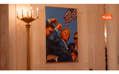 Trump fa la foto di gruppo con i leader Ue, poi mostra il dipinto dell’attentato di Butler – Video