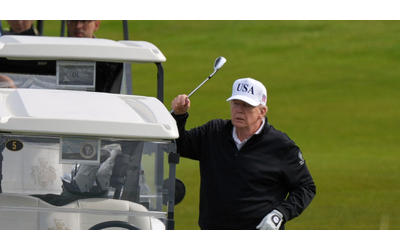 Trump in Scozia: in migliaia lo contestano, lui gioca a golf. L’Ue frena sulla web tax per raggiungere l’intesa con gli Usa