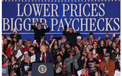 Trump in tour per convincere gli elettori che il costo della vita sotto controllo e i prezzi scendono Ma i dati lo smentiscono