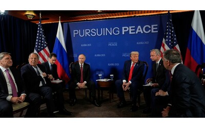 Trump-Putin, la foto sotto la scritta: “Perseguire la pace”. Inizia il vertice sul “destino” della guerra in Ucraina