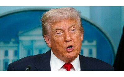 Trump schiera la Guardia Nazionale a Washington: “La salverò dal crimine e dallo squallore”. Proteste fuori dalla Casa Bianca
