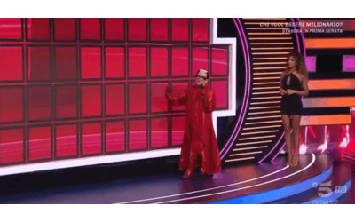 Tu fai come se non te ne fregasse niente Devi sfiorare le caselle con sensualit le devi accarezzare Mi fai impazzire cos Cristiano Malgioglio rimprovera Samira Lui