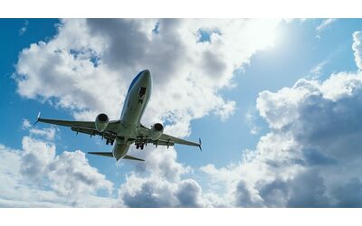 “Turbolenze record, voli sempre più a rischio”: l’allarme dei meteorologi. Le rotte più pericolose e come l’AI aiuta i piloti a prevederle