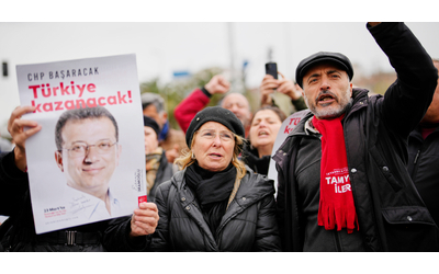 Turchia, 39 arresti contro la “piovra della corruzione”, ma l’opposizione protesta: “Erdogan vuole il voto anticipato ed elimina gli avversari”