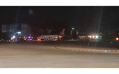 Turchia, aereo di linea russo prende fuoco durante l’atterraggio: il proprietario è il partner di judo di Putin