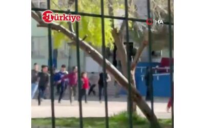 Turchia ex studente spara in una scuola e poi si suicida Ferite 16 persone
