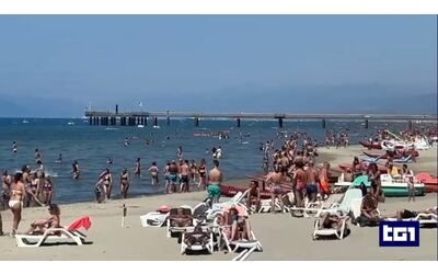 Turismo, per il Tg1 la crisi non c’è: nei servizi spiagge piene e alberghi esauriti. Pd: “Narrazione piegata al governo”