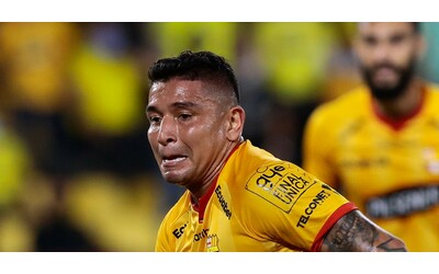 Ucciso Mario Pineida choc in Ecuador il calciatore della nazionale stato freddato mentre era con la mamma