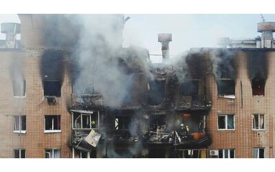 Ucraina, 21 persone uccise nei raid russi: 17 morte nel bombardamento di un carcere