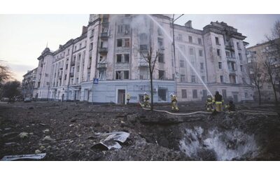 Ucraina, attacco su Kiev con droni e missili. Zelensky: “Abbattuti dalla nostra difesa aerea”