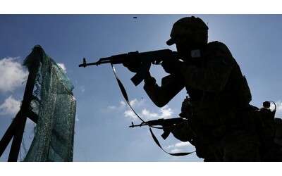 Ucraina, Ft: “Usa pronti a offrire supporto a fine guerra, ma solo se ci saranno anche truppe Ue”. Kuleba: “Trattative? Siamo in stallo. Trump è umorale”