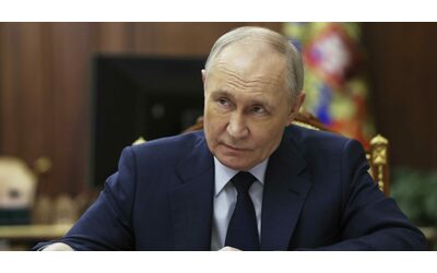 Ucraina, la proposta di Vladimir Putin: “Amministrazione transitoria a Kiev, poi elezioni e pace” | La diretta