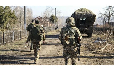 Ucraina, Mosca: “Tempo per Kiev per deporre le armi nel Kursk si sta esaurendo”. Starmer riunisce i volenterosi: “Putin la smetta di giocare”