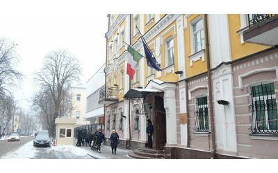 Ucraina, “possibile attacco violento a Kiev”: chiusa anche l’ambasciata italiana. Putin apre ai negoziati, “ma Biden vuole prolungare la guerra”