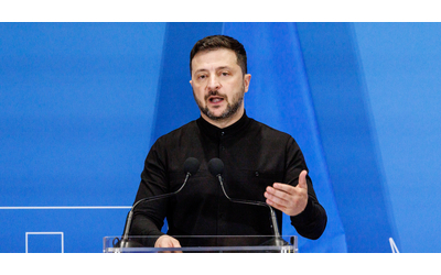 Ucraina, Telegraph: “Zelensky pronto a cedere territori”. Lui: “Mosca prepara una nuova offensiva”