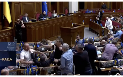 Ucraina, volano schiaffi in Parlamento prima del voto sulla legge anticorruzione: il video della zuffa