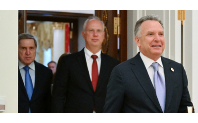 Ucraina, “Witkoff consigliò a Ushakov di lusingare Trump e gli disse che Kiev doveva cedere territori”: bufera per la rivelazione di Bloomberg