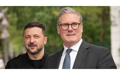 Ucraina, Zelensky vede Starmer a Londra. Vertice in Alaska domani alle 21.30 italiane. Mosca: “Putin e Trump terranno una conferenza stampa congiunta dopo il vertice”