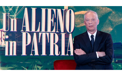“Un Alieno in Patria” con Peter Gomez, Manuela Moreno e Paolo Rossi: ospiti in studio Antonio Padellaro, Rosy Bindi, Luca Casarini, Paolo Ruffini e Alessandro Campi