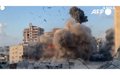 Un altro palazzo colpito dall’esercito israeliano a Gaza City – Video