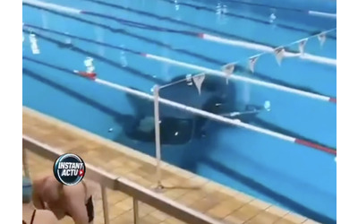 Un auto entra nella piscina comunale e affonda rocambolesca manovra di una mamma con la figlia VIDEO