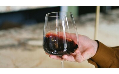 Un calice di vino riduce davvero il rischio di infarto o ictus l esperto spiega la verit dietro il nuovo studio