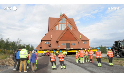 Un’intera chiesa (in legno) da 600 tonnellate spostata su un rimorchio per cinque chilometri: il video dalla Svezia
