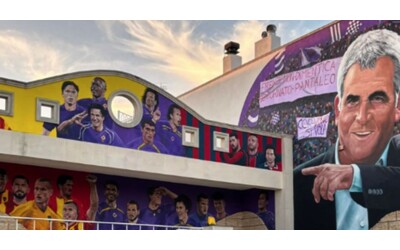 Un murales con i suoi colpi migliori la nuova facciata della villa di Corvino piena di bomber Le foto