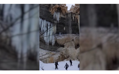 Un pezzo di cascata ghiacciata si stacca all’improvviso: turisti salvi per un soffio – Video