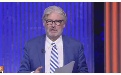 Un uomo incappucciato e armato di mazza chiodata si accanito sull auto con cui erano arrivati cronisti e operatori aggredita la troupe di Dritto e Rovescio