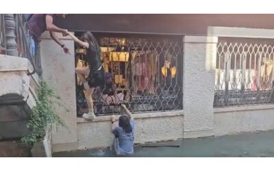 Una gondola si è rovesciata in un canale di Venezia: i turisti cadono in acqua e si arrampicano per uscire