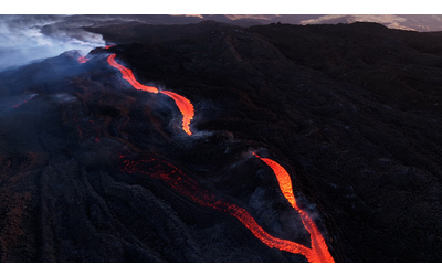 Una lingua di fuoco spacca l’Etna: le impressionanti immagini della fuoriuscita di lava nel versante sud-est
