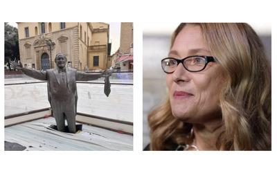 una ridicolizzazione di Luciano una cosa bruttissima Nicoletta Mantovani contro la statua di Pavarotti inglobata nella pista di pattinaggio a Pesaro