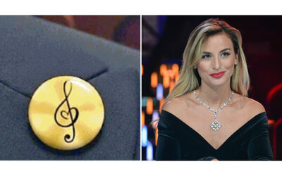 Una spilla contro Beatrice Venezi al Concerto di Capodanno alla Fenice di Venezia la protesta silenziosa contro la nomina a direttrice musicale stabile