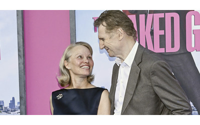 “È una storia d’amore appena nata. È sincera e stanno bene”: Pamela Anderson e Liam Neeson fidanzati