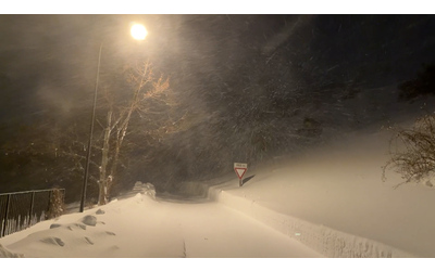 Undici persone bloccate in un hotel a Serramonacesca in Abruzzo sotto tre metri di neve: attivato l’esercito